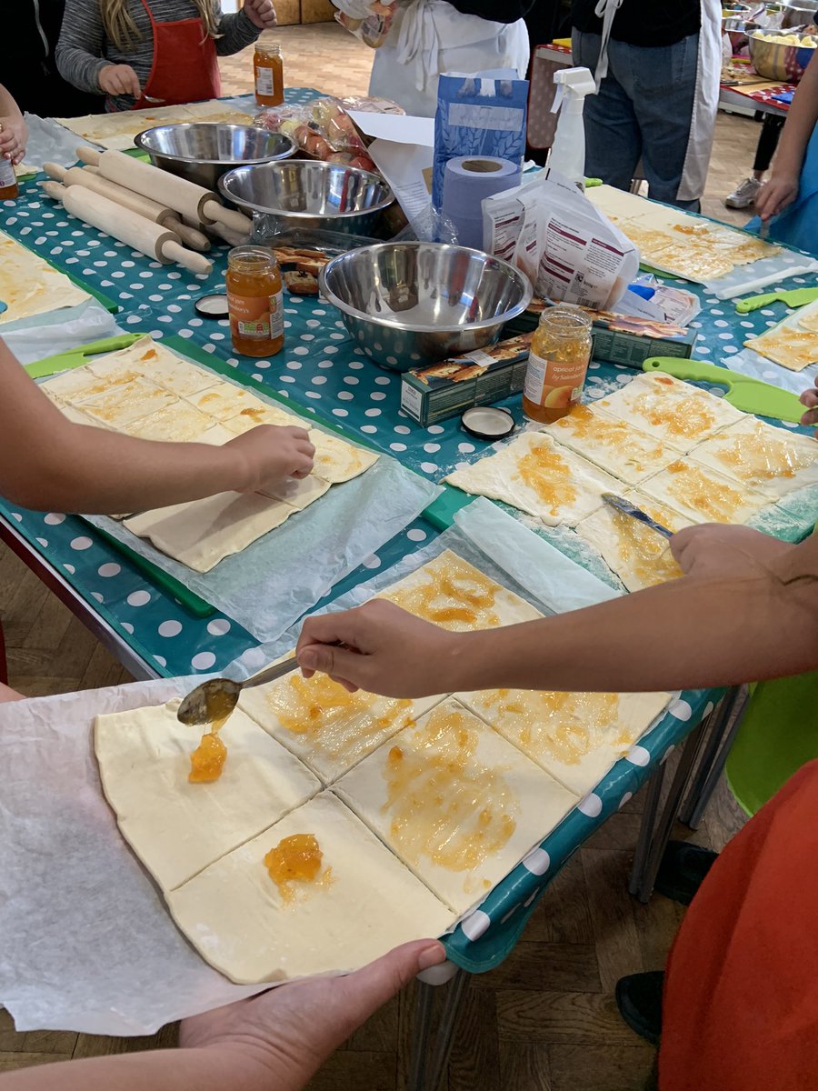 JadeconnieX's tweet photo. Another great session fish fingers mash and peas. Enjoyed by all 👍 @abrigroup @LucyDav_  and good to be serving along side you again today @NicoleAbela4 #goodgrubclub#fightingholidayhunger#volunteer#community https://t.co/H9yPAtmse4