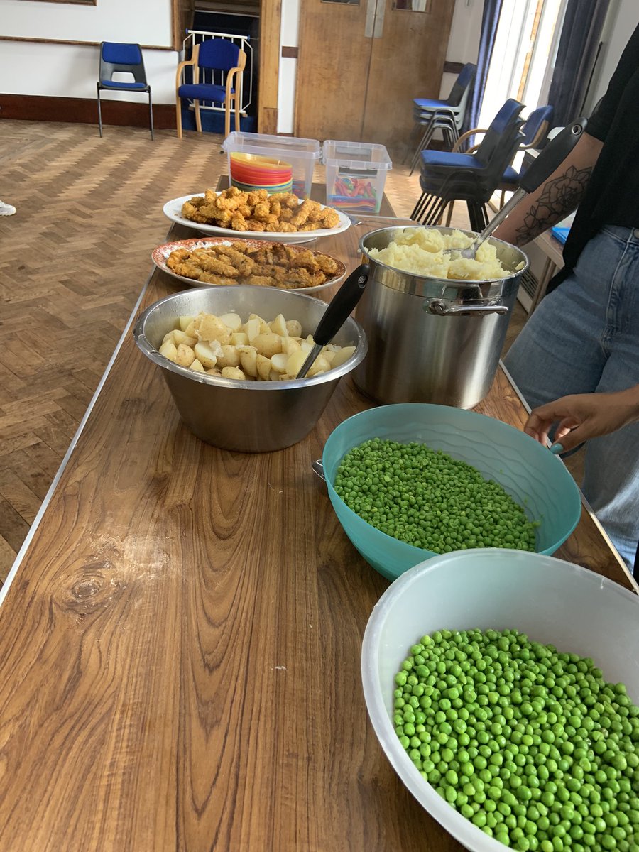 JadeconnieX's tweet photo. Another great session fish fingers mash and peas. Enjoyed by all 👍 @abrigroup @LucyDav_  and good to be serving along side you again today @NicoleAbela4 #goodgrubclub#fightingholidayhunger#volunteer#community https://t.co/H9yPAtmse4