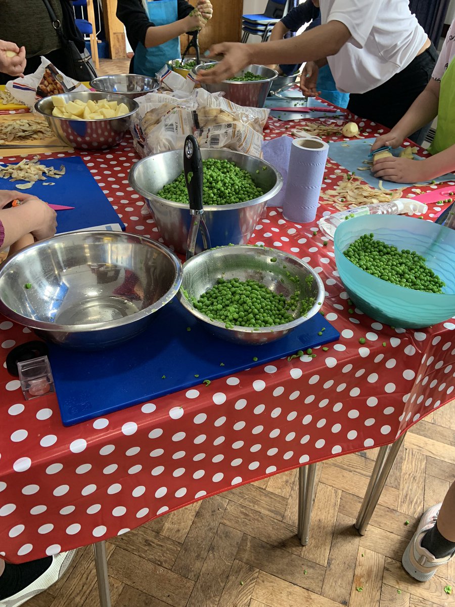 JadeconnieX's tweet photo. Another great session fish fingers mash and peas. Enjoyed by all 👍 @abrigroup @LucyDav_  and good to be serving along side you again today @NicoleAbela4 #goodgrubclub#fightingholidayhunger#volunteer#community https://t.co/H9yPAtmse4