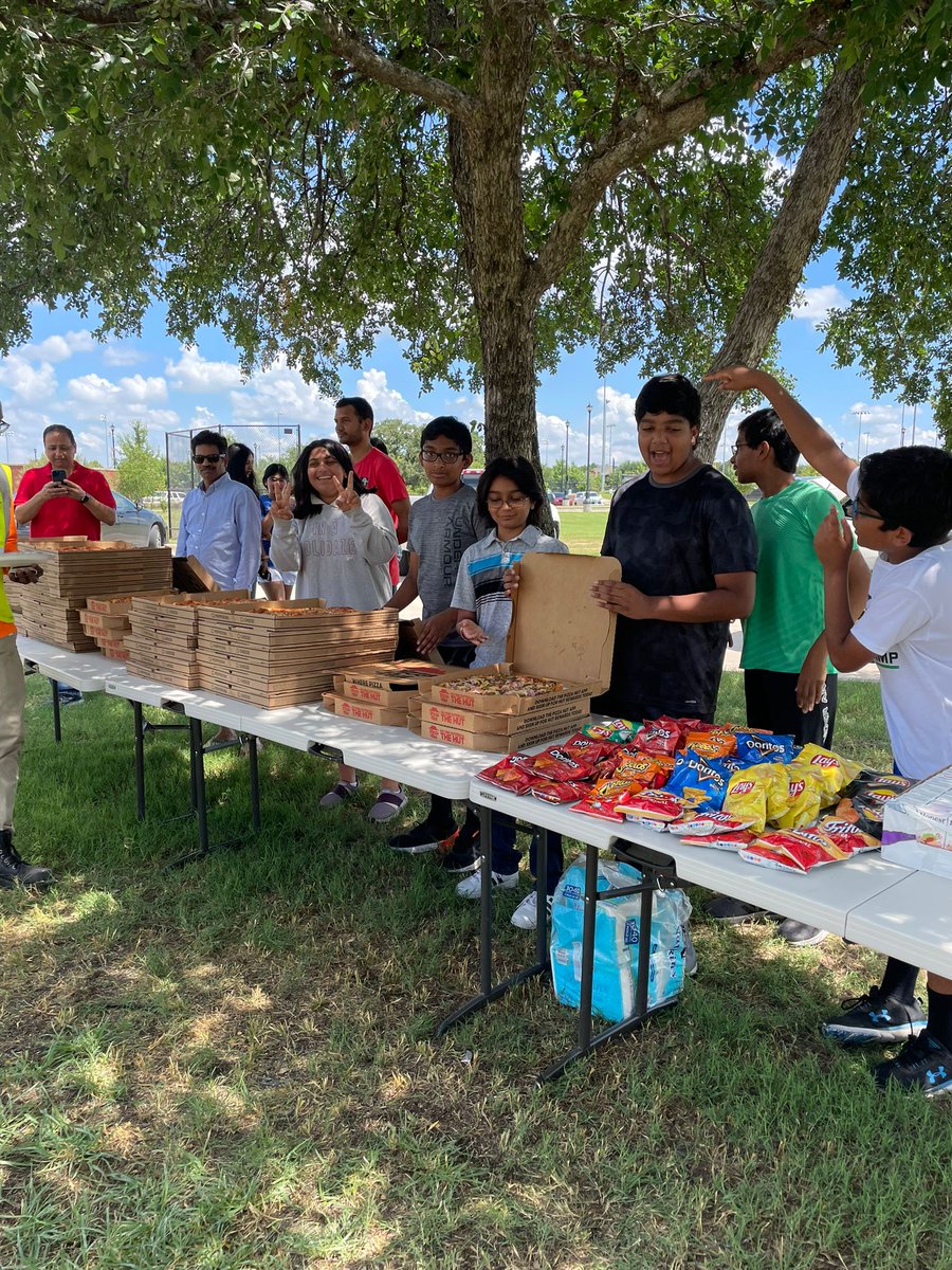 SouthlakeFound's tweet photo. Kids and volunteers of Southlake Foundation served and joined for lunch and desserts with the Trash and Recycling personnel (of Republic Services) at Bicentennial Park. 
Kids along with others interacted with the city personal and showed their appreciation in person. https://t.co/BwtOjFZyH6