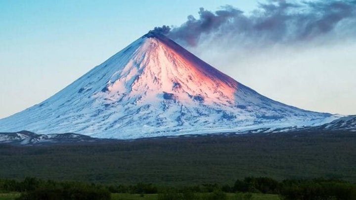 Сопка это. Ключевская сопка. Вулкан Карымский извержение. Карымская сопка. Самый известный вулкан Евразии.