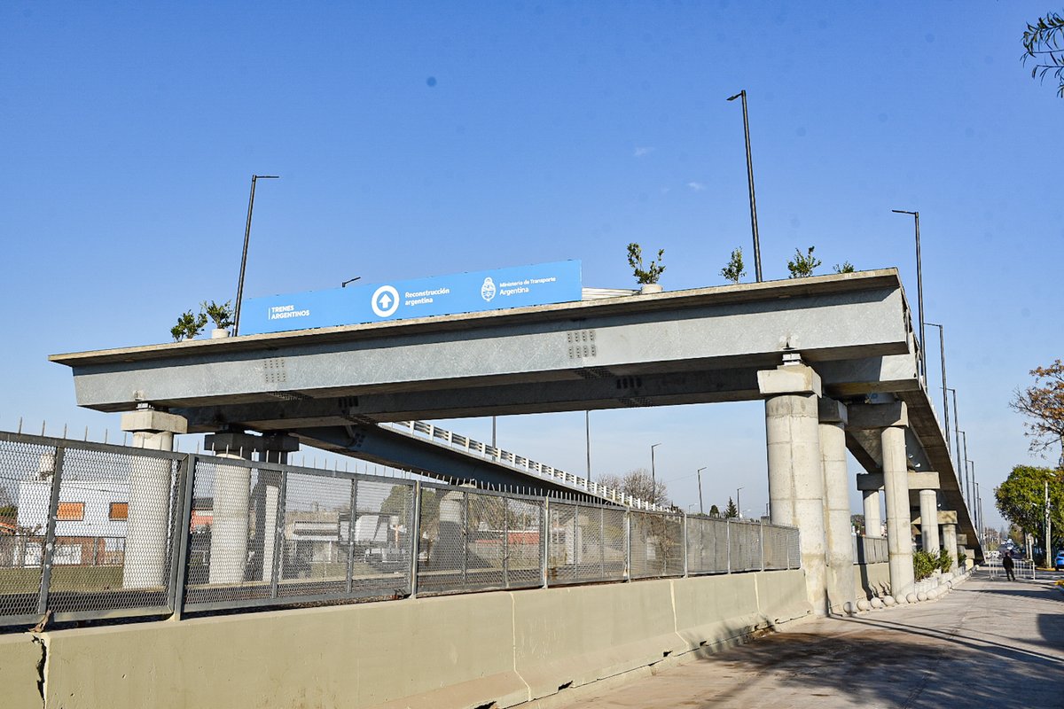 AlexisGuerrera's tweet photo. Además, firmamos convenios con @Merlogob y @miituzaingo para instalar más puentes como éstos. 

Estamos viendo los frutos de todo un trabajo en pandemia que, además de mejorar el transporte, sirven para sostener al país en una de las épocas más duras que nos toca vivir. https://t.co/TBBiByeGO5