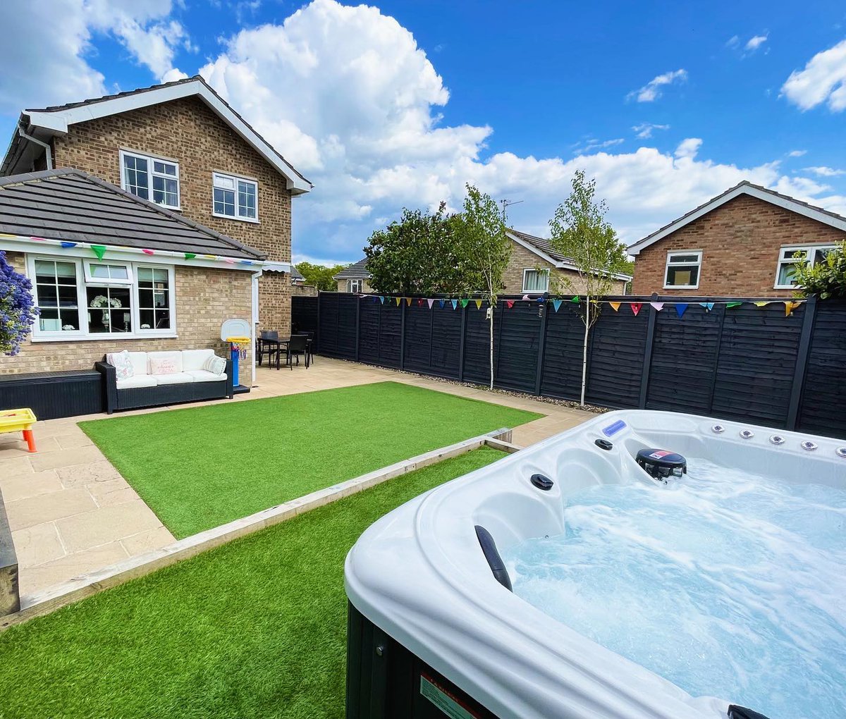 Entertaining the whole family has never been easier! 🙌

Our Madrid #ArtificialGrass is highly durable and provides the perfect #Outdoor surface to help entertain the whole family 👪

📷 the_egan_home
🛒 Order your Free Samples today!
👉 bit.ly/3k0VIHH

#Garden
