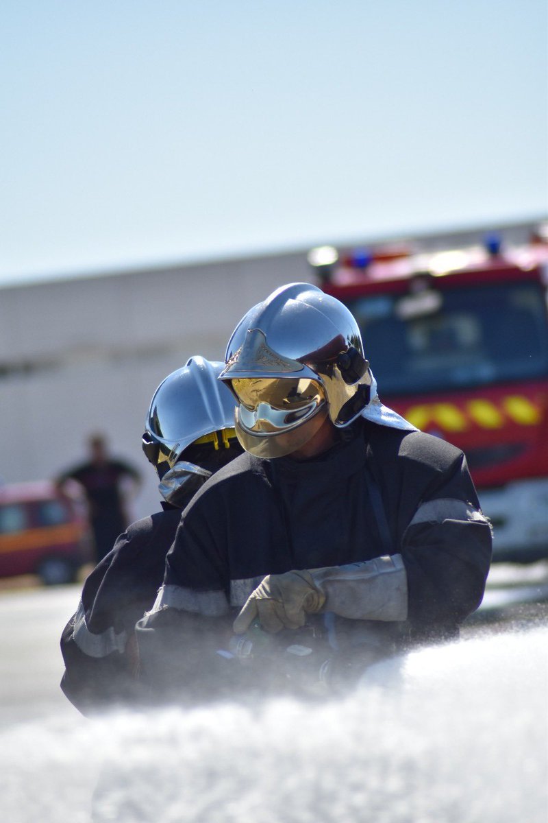AfVirois's tweet photo. 📸 Retour en images sur l’une des deux journées cohésion. 

Le groupe de Cédric Hoarau avait rendez-vous à l’Ecole du feu de Vaudry. 👨‍🚒🔥

➡️ Les photos à retrouver ici 👉 https://t.co/ffaYW4CFID

#TeamAFV 🔵⚪️ https://t.co/1ehT9JoLkR