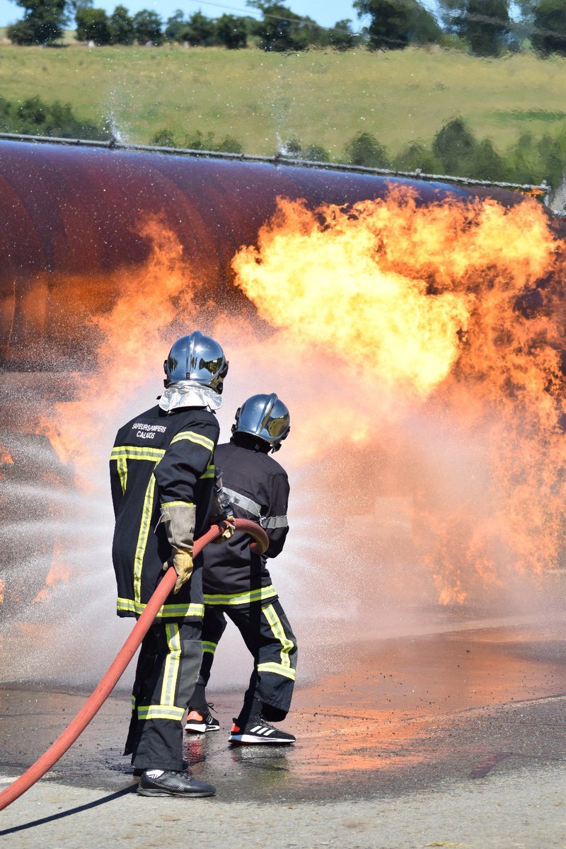 AfVirois's tweet photo. 📸 Retour en images sur l’une des deux journées cohésion. 

Le groupe de Cédric Hoarau avait rendez-vous à l’Ecole du feu de Vaudry. 👨‍🚒🔥

➡️ Les photos à retrouver ici 👉 https://t.co/ffaYW4CFID

#TeamAFV 🔵⚪️ https://t.co/1ehT9JoLkR