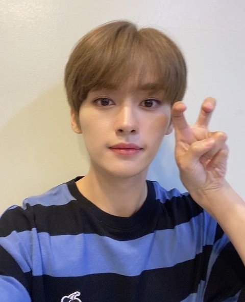 lino_update's tweet photo. Lee Know update
[170821]
"즐건운 월요일 데키라✌️ 하지만 오늘은 화요일 이번주도 화이팅😎" #리노는기여어 #데키라 #Leeknow #LeeKnowIsCute #StrayKids #LeeMC @Stray_Kids https://t.co/9BWJ9KfU1Q