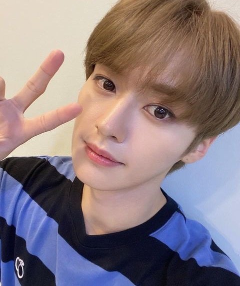 lino_update's tweet photo. Lee Know update
[170821]
"즐건운 월요일 데키라✌️ 하지만 오늘은 화요일 이번주도 화이팅😎" #리노는기여어 #데키라 #Leeknow #LeeKnowIsCute #StrayKids #LeeMC @Stray_Kids https://t.co/9BWJ9KfU1Q