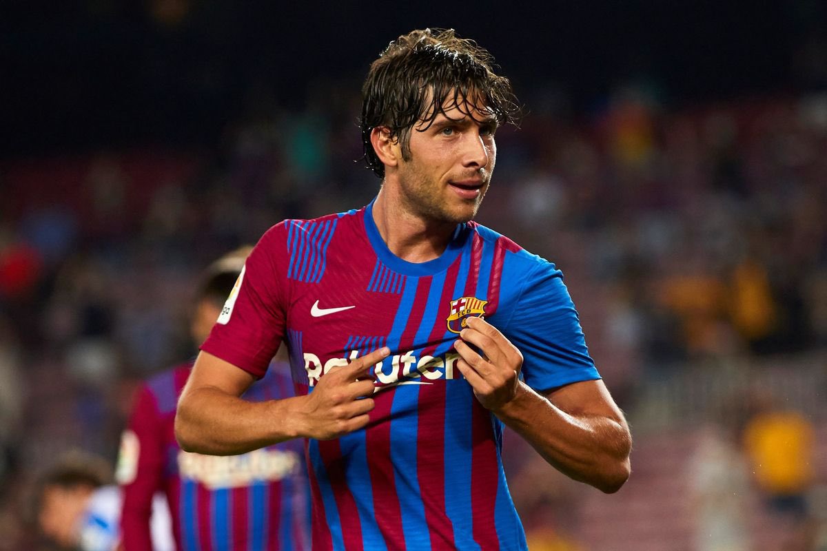 barcacentre's tweet photo. Sergi Roberto wants to stay at Barcelona and will renew with a reduced salary. The player had offers from the Serie A as well as from the Premier League, but is expected to pen a new deal at Barça until June 2024. [sport] https://t.co/DrJEqniL0F