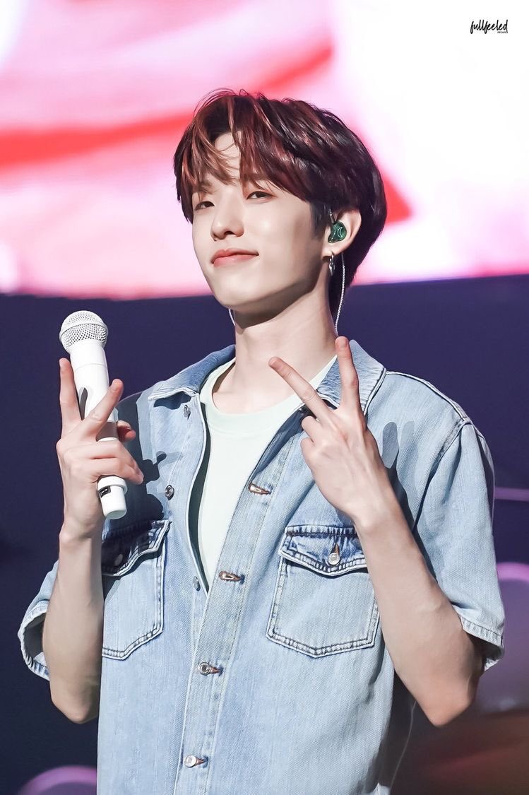 nana_zhng's tweet photo. i am once again thinking abt sungjin’s full moon in-ear and jae’s crescent moon in-ear https://t.co/e3D30TlZwX
