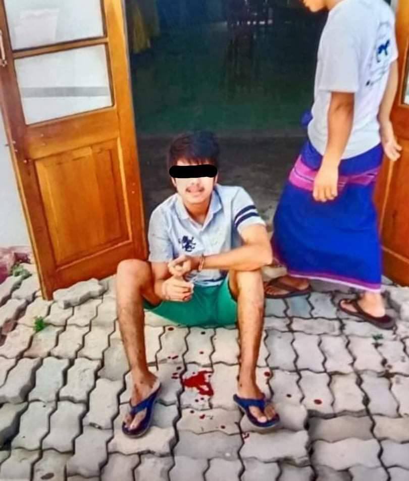 AwmyatH's tweet photo. Junta Terrorists violently gun fired and forcibly abducted motorcyclist at District Administration Office, Myawaddy today. Due to useless stay home rules, residents are facing Shortages for living.
#Aug17Coup 
#WhatsHappeningInMyanmar https://t.co/UyKLF5sl6u https://t.co/Rys4AUUUWV