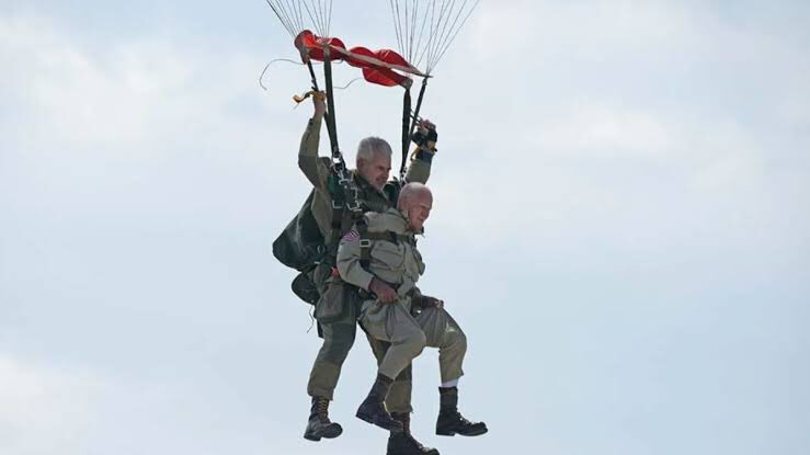 ClaudiaContigo's tweet image. "Es increíble lo que se puede ver desde allí". #TomRice Héroe de guerra y paracaidista de la 2da guerra M; Celebró su cumpleaños #100 saltando desde avión restaurado y utilizado el #DíaD 6 de junio 1944. ¿Cómo celebras tu cumpleaños? @skydivemexico Ups !! el mío ya viene 👀🤪