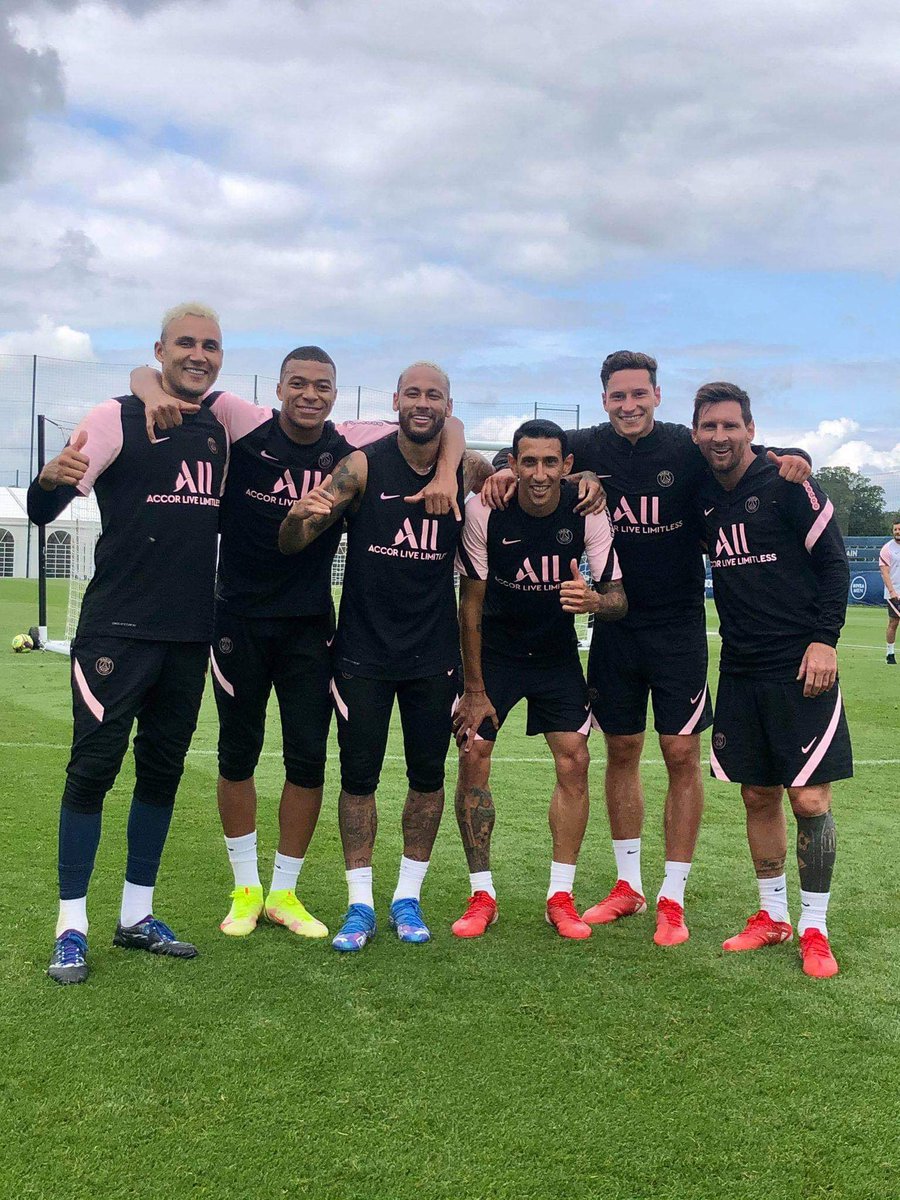 SidiBanc1's tweet photo. Parisiens à Vie🤍💙♥️ https://t.co/KBqyHKV5NN
