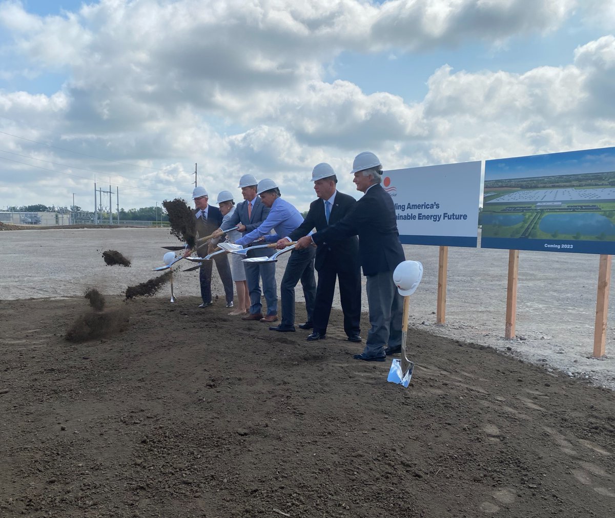 RGP_Toledo's tweet photo. Today is an exciting day! Leading solar tech company, @FirstSolar, has broken ground on its new plant expansion in #NWOhio. The expansion is expected to bring approximately 500 new jobs to the area.

@JobsOhio #BreakingGround #SolarMadeinUSA https://t.co/KZxksZ2L3f