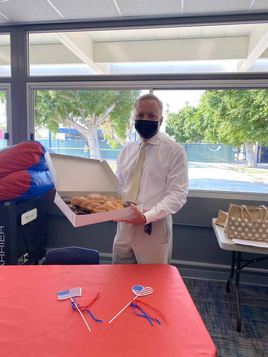 Mad_Patriots's tweet photo. Thank you for the donuts, Mr. Bailey! We “doughnut” know what we’d do without the support of our “a-glazing” DSUSD family! @DesertSandsUSD @ScaughtSb https://t.co/FnHbykvne6