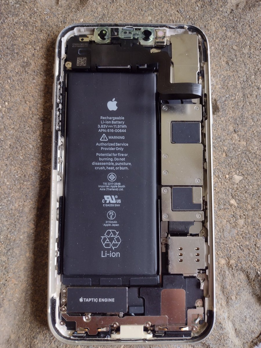 Jwrly's tweet photo. Don't use @DirectCell across from the Pen Center. He made a mistake. We got our refund but in return he gave this back to us without a screen. It had one when we gave it to him. It was a brand new phone. #warning #badbusiness @stcatharines https://t.co/GsisNiwx5G