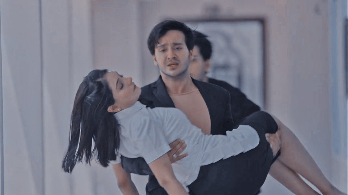 inaworldbeyond's tweet photo. My heart right here 😭

The way he gets panicked whenever he sees her hurt. No matter what,he always finds her, runs to her , soulmates ♡

 #IshkParZorNahi #Ishqaan https://t.co/XuiXpoAlsn