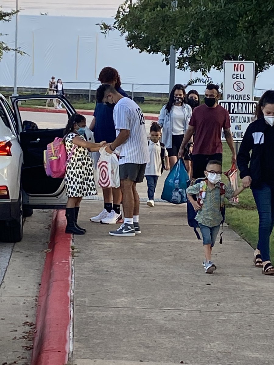 CoachTaylorKWHS's tweet photo. Great seeing @Akins_Baseball guys getting out and greeting elementary students on their first day of school! https://t.co/HLQZ80DGrt