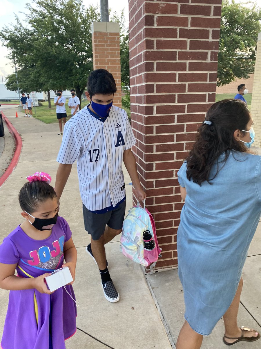 CoachTaylorKWHS's tweet photo. Great seeing @Akins_Baseball guys getting out and greeting elementary students on their first day of school! https://t.co/HLQZ80DGrt