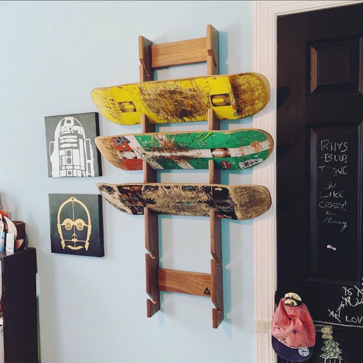 MakeForLife's tweet image. Here’s a bittersweet throwback… a year ago today, I posted a custom-ordered skateboard rack. Shipped it out to my client up in Philly, where it was stolen from her porch after it was delivered 🤦🏻‍♂️ #stayclassy #philly
