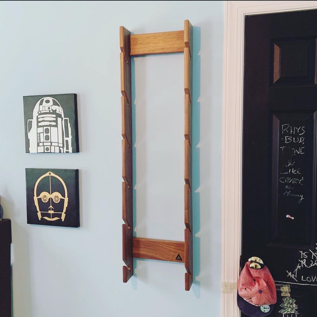 MakeForLife's tweet image. Here’s a bittersweet throwback… a year ago today, I posted a custom-ordered skateboard rack. Shipped it out to my client up in Philly, where it was stolen from her porch after it was delivered 🤦🏻‍♂️ #stayclassy #philly