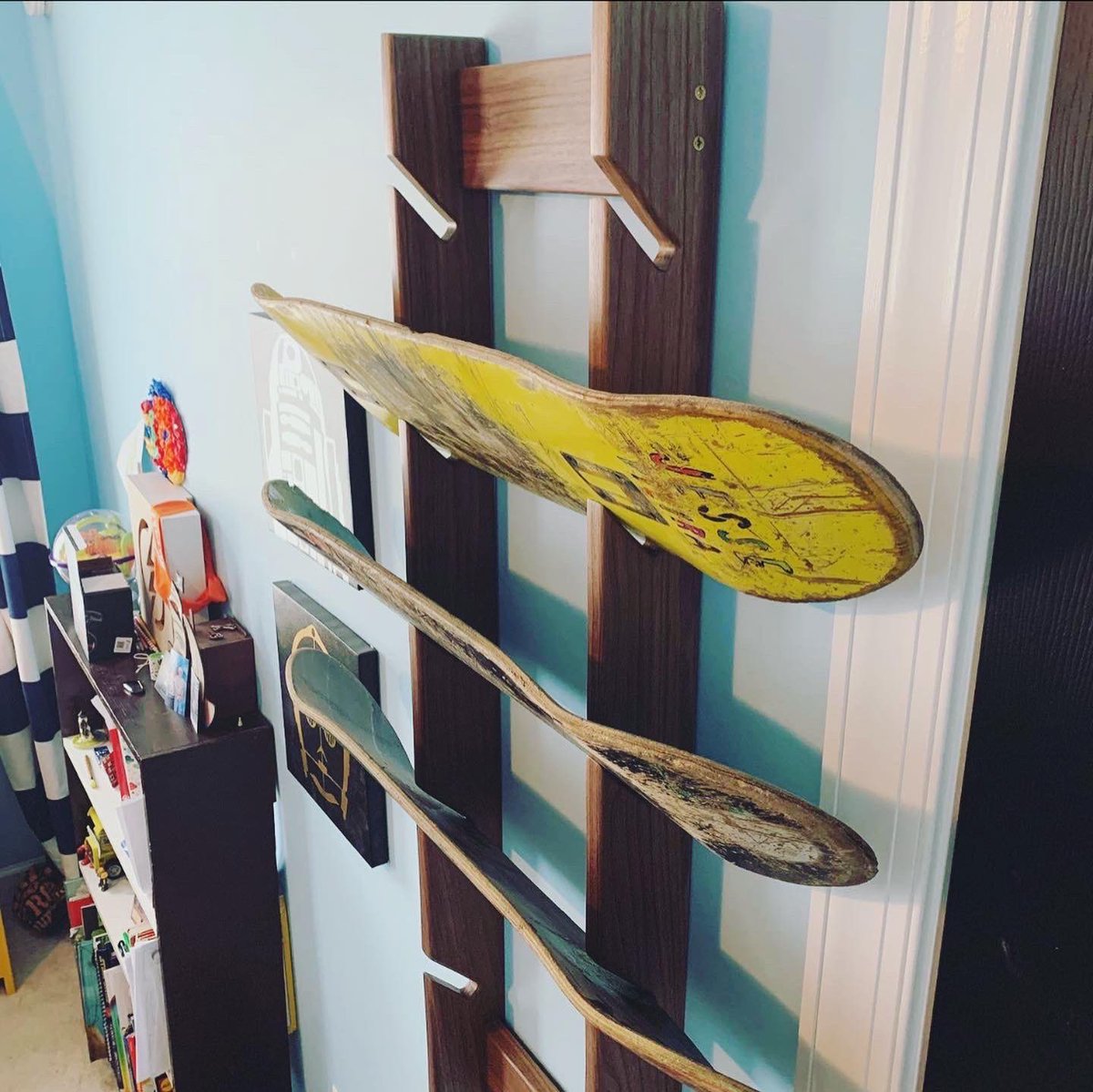 MakeForLife's tweet image. Here’s a bittersweet throwback… a year ago today, I posted a custom-ordered skateboard rack. Shipped it out to my client up in Philly, where it was stolen from her porch after it was delivered 🤦🏻‍♂️ #stayclassy #philly