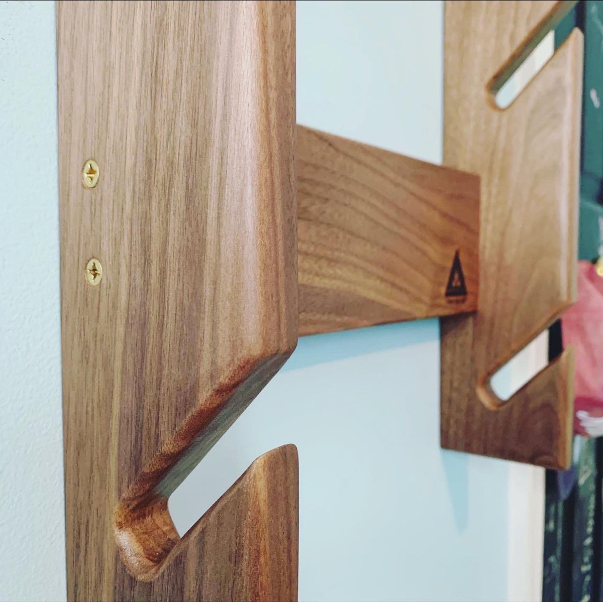 MakeForLife's tweet image. Here’s a bittersweet throwback… a year ago today, I posted a custom-ordered skateboard rack. Shipped it out to my client up in Philly, where it was stolen from her porch after it was delivered 🤦🏻‍♂️ #stayclassy #philly