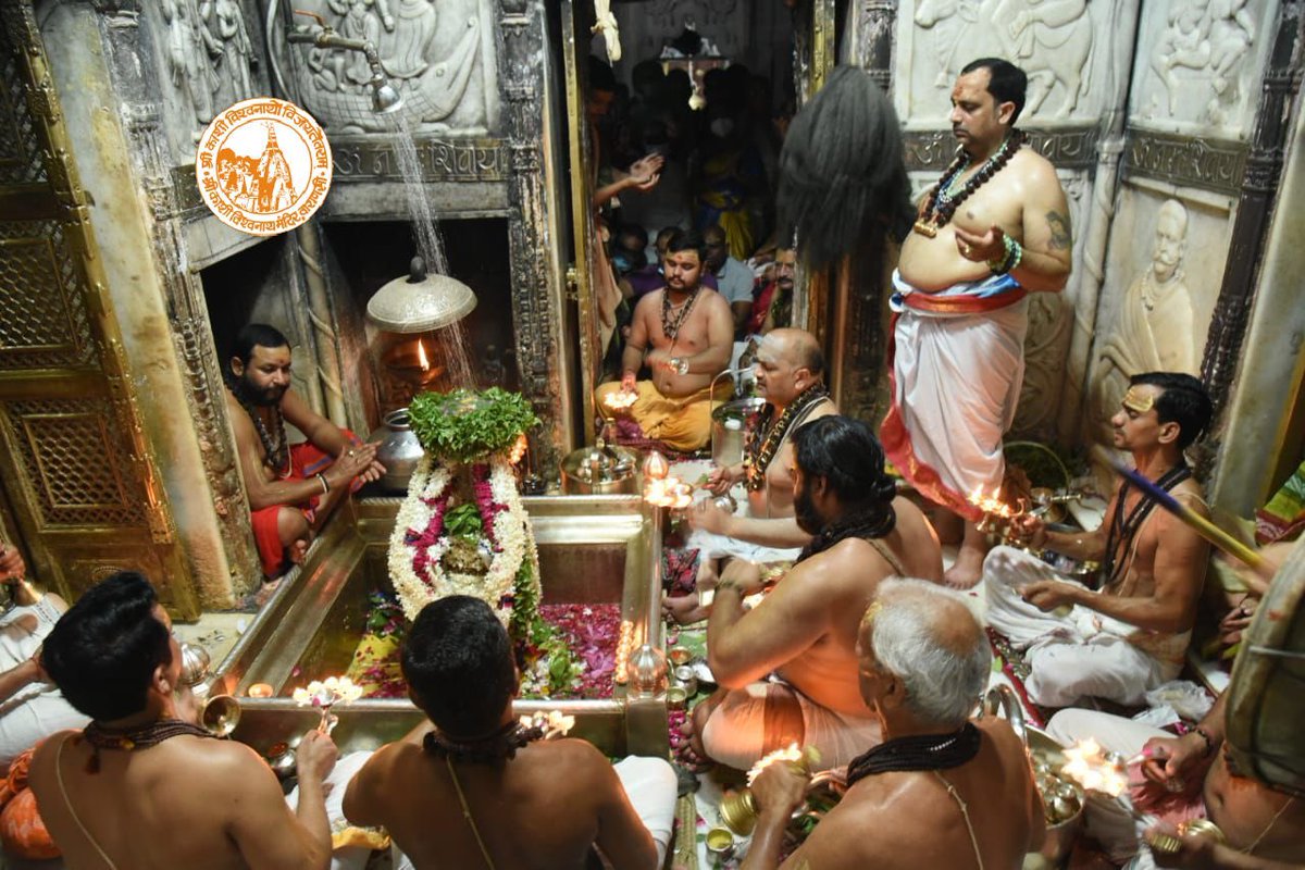 ShriVishwanath's tweet photo. सावन माह में आज दिनाँक 17-08-2021 को श्री काशी विश्वनाथ मंदिर के सप्तऋषि /संध्या आरती के दर्शन।

#ShriKashiVishwanath #Shiv #Mahadev #Baba #SaptRishiAarti #SandhyaAarti #Temple #Sawan2021 #Trust #Nyas #darshan #blessings #Jyotirlinga #Varanasi #Kashi https://t.co/6eYiGKuArs