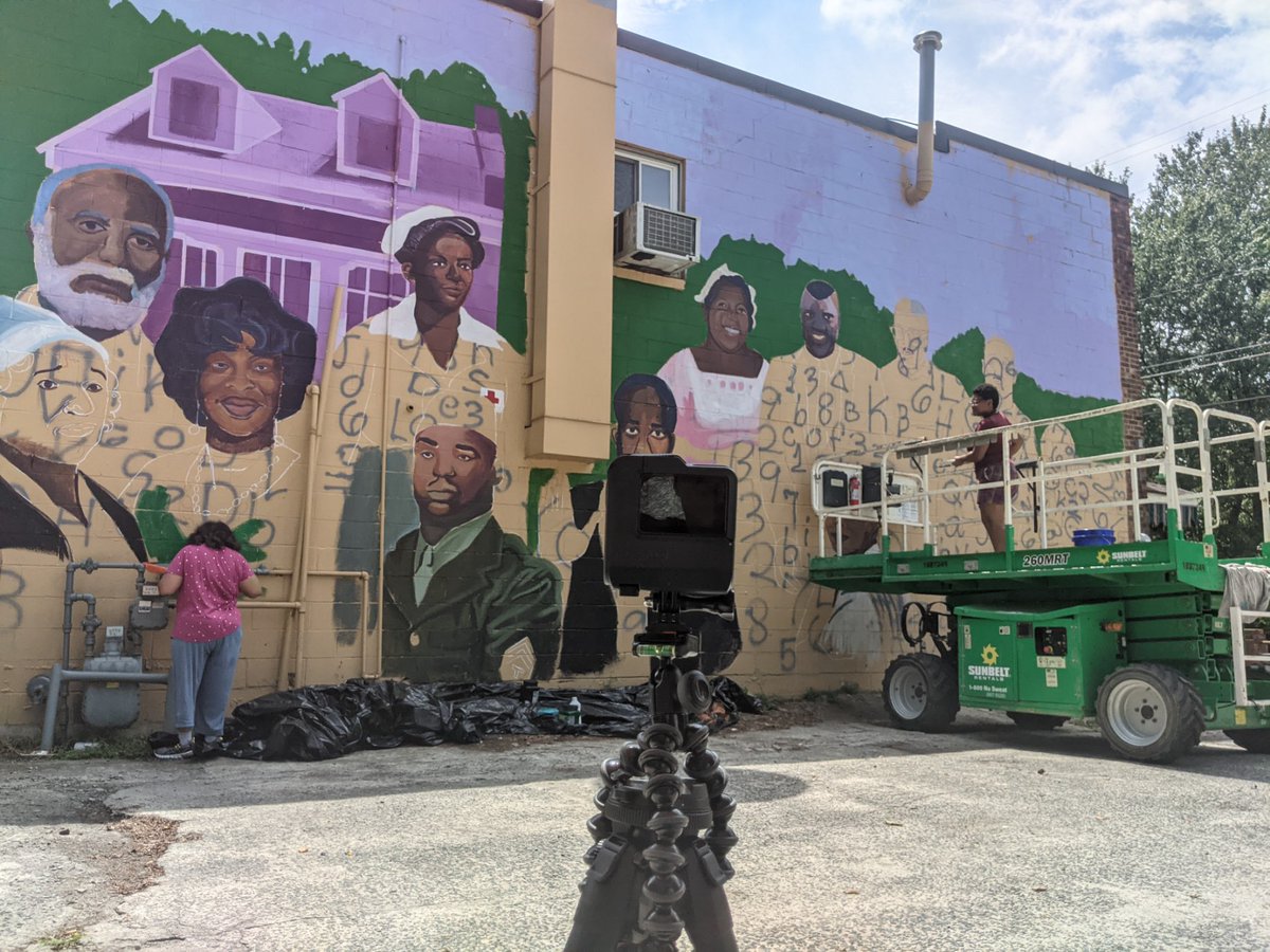 CHCommunityArts's tweet image. We spy a mural coming to life right before our eyes 👀 @chapelhillgov @CarrboroTownGov @OCNCArts @DCHP_ChapelHill