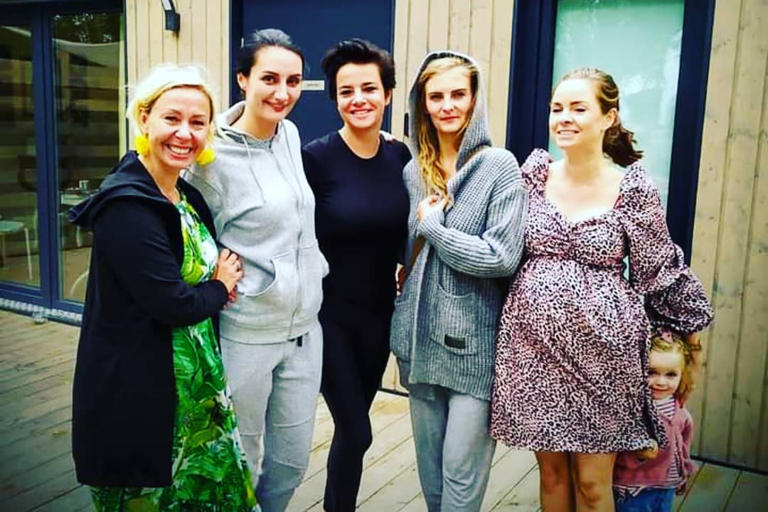 ConAffetto_SQ's tweet photo. 🌻 Jest czas pracy i czas ODPOCZYNKU...🌻
Po bardzo intensywnym, muzycznym lecie pojechałyśmy "naładować bateryjki" w niesamowicie oryginalnym i wyjątkowym Jura Glamp ♥️☀️🎶♥️ Gorąco polecamy ten piękny zakątek. Odwiedźcie to miejsce koniecznie‼️ https://t.co/qi98Srkoao ☀️🌻♥️☀️ https://t.co/jDErh8Xgvs