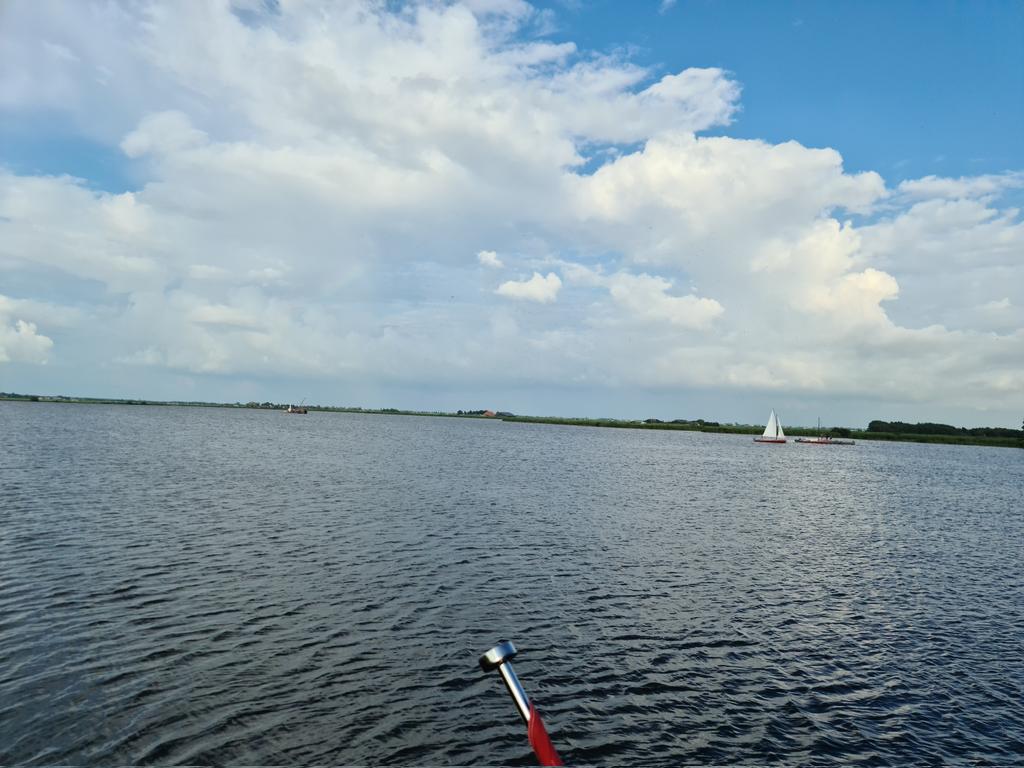 SoerenMuench's tweet photo. 26.07.: von #Langelille über #Echtenerbrug (dort erstmal ordentlich #Proviant gebunkert) #Tjeukemeer ins #Brandemeer
Schönen Liegeplatz gefunden und Grill ausgepackt. Bootfahren ist so entschleunigend.
#travel #Travelblog #Niederlandetour @VisitNetherland #Hausboot https://t.co/z1QAV9ZcSP