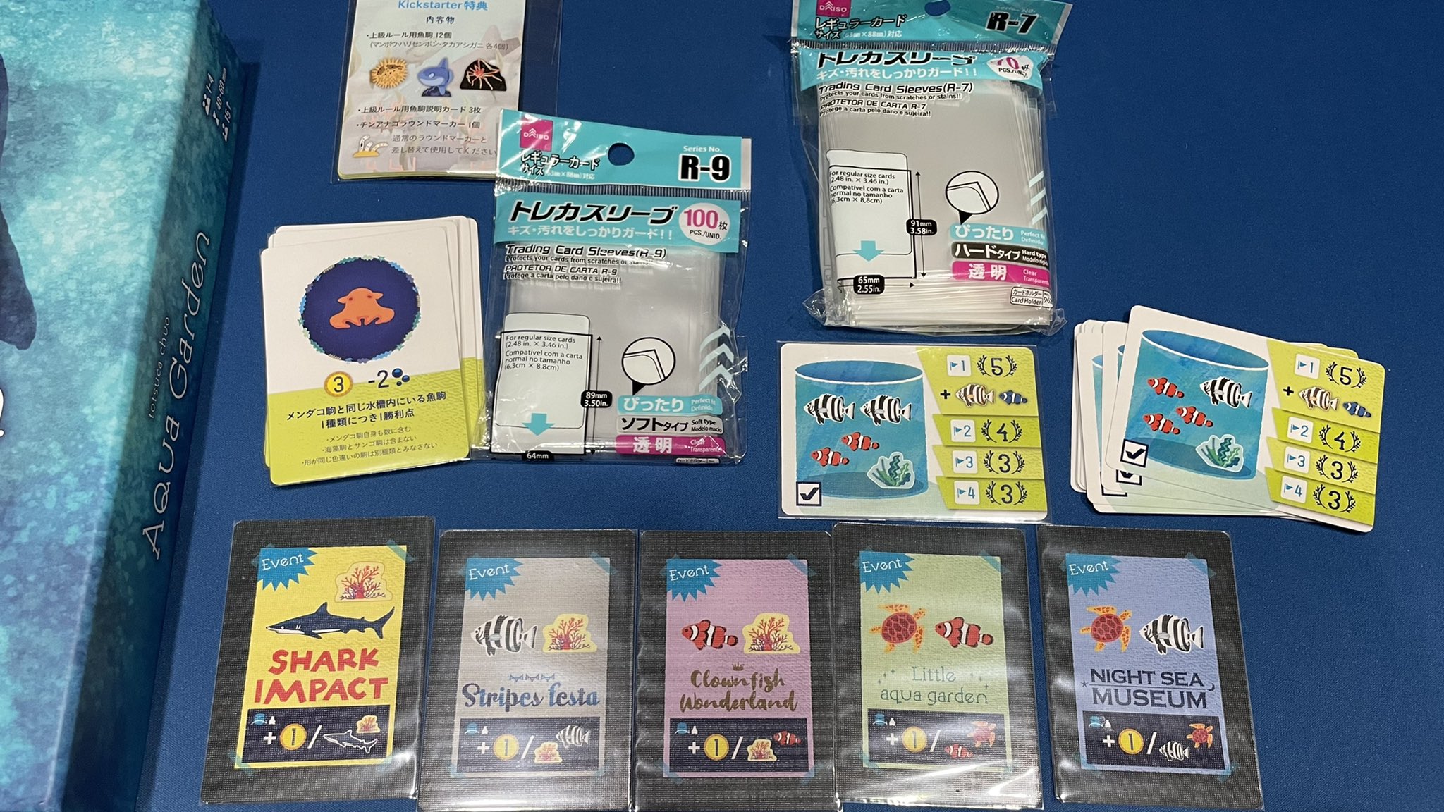 かちゃ アクアガーデン のイベントカードお洒落 フォントが全部違うのが良い ダイソーの カードスリーブ R 9 ソフトタイプ がピチピチぴったり カードスリーブr 7 ハードタイプ が若干余裕あり 写真はイベントカードをr 9 マイルストーンカード