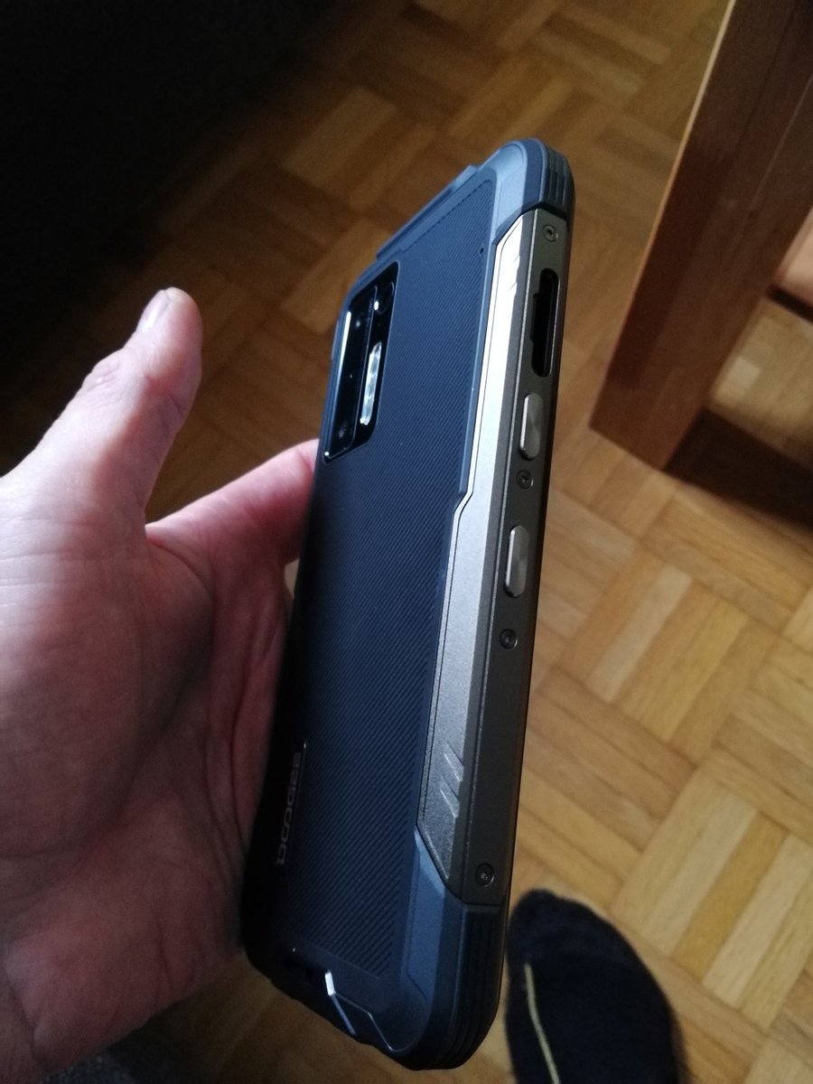 roykka's tweet photo. Jumalauta se on iso. Täytyy ruveta reenaamaan jos meinaa puhelimella leikkiä. #Doogee #s97pro https://t.co/ZJFJBW0Uu5