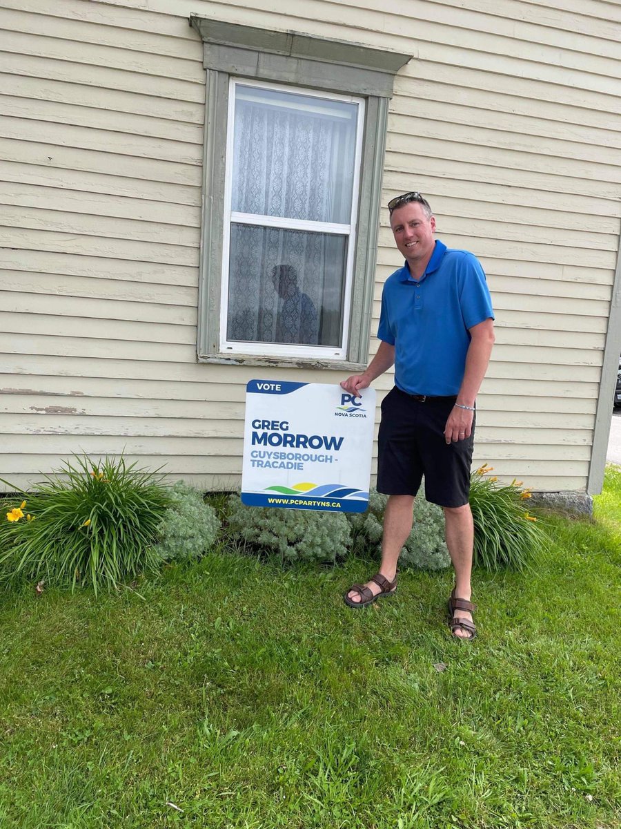 gregmorrowpc's tweet image. Heading into the last day on the road, these feet have travelled many kilometres, climbed many doorsteps, and seen some things along the way… survived a turkey attack, several close calls with dogs, extreme humidity, sunshine, rain, torrential rain, and did I mention rain? (1/2)