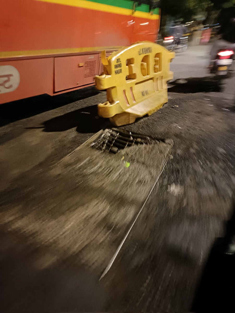 mashrujeet's tweet photo. This is Swami Vivekananda Road, Dahisar east, at the SV ROAD - link road junction. Near Dahisar Toll Plaza. 

@mybmc can we have a fix to this please? This is a threat to life. URGENT!!!!

#MNCDFflyingSquad 
@MNCDFbombay 
@RoadsOfMumbai 
@mumbaimatterz https://t.co/Fn8MgmvF7U