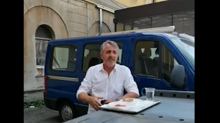viaggrego's tweet image. #Poliziotti senza #GreenPass “#cacciati” dalla #Mensa e costretti a #mangiare fuori su un #carro attrezzi (#Video sfogo del Segretario #SAP di #Polizia) viaggrego.net/2021/08/polizi…