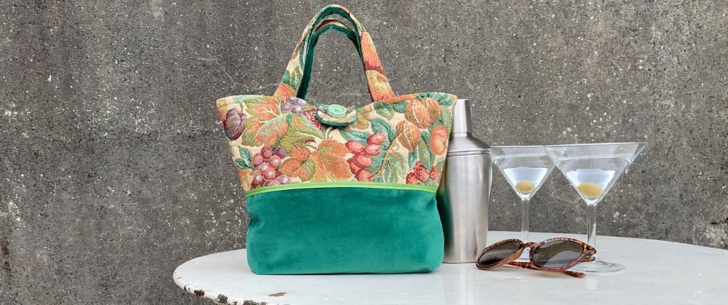samm_designs's tweet photo. My Diddy Bag - A cutie that takes the essentials, inner pocket, phone, mask, lippy, cards cash etc. Stands proudly on its own, perfect on a bar or cafe table.  Can be gift wrapped and sent direct or a self treat

#inbizhour  #TheCraftersUK #MHHSBD #SBS

https://t.co/jxF5iopVoH https://t.co/VCY23ojjhA