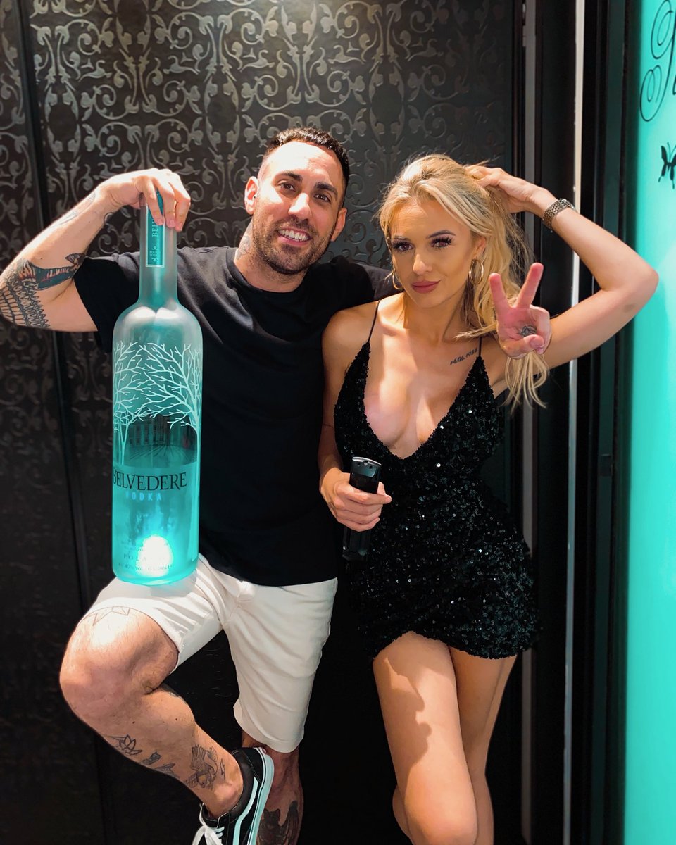 rubenthrax's tweet image. Puedes conocer a alguien mañana que tengas mejores intenciones que alguien que conozcas de siempre, y es que, cuando conoces almas bonitas, la antigüedad no significa nada @sooffiiiaaaaaaaaaaa eres de las mejores personas que he conocido en este último año 💖