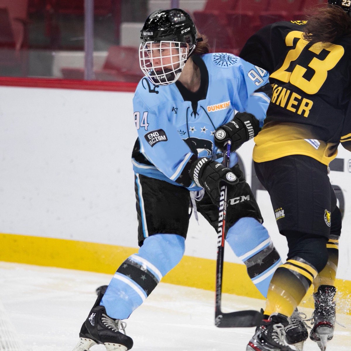 BuffaloBeauts's tweet photo. Came to the conclusion that @tweeterlessG looks good in our famous #BeautsBlue 😉 

#JerseySwap #NWHL #FortBeaut 

🖼: @jsantalucia96 https://t.co/NIi6LpiJfu