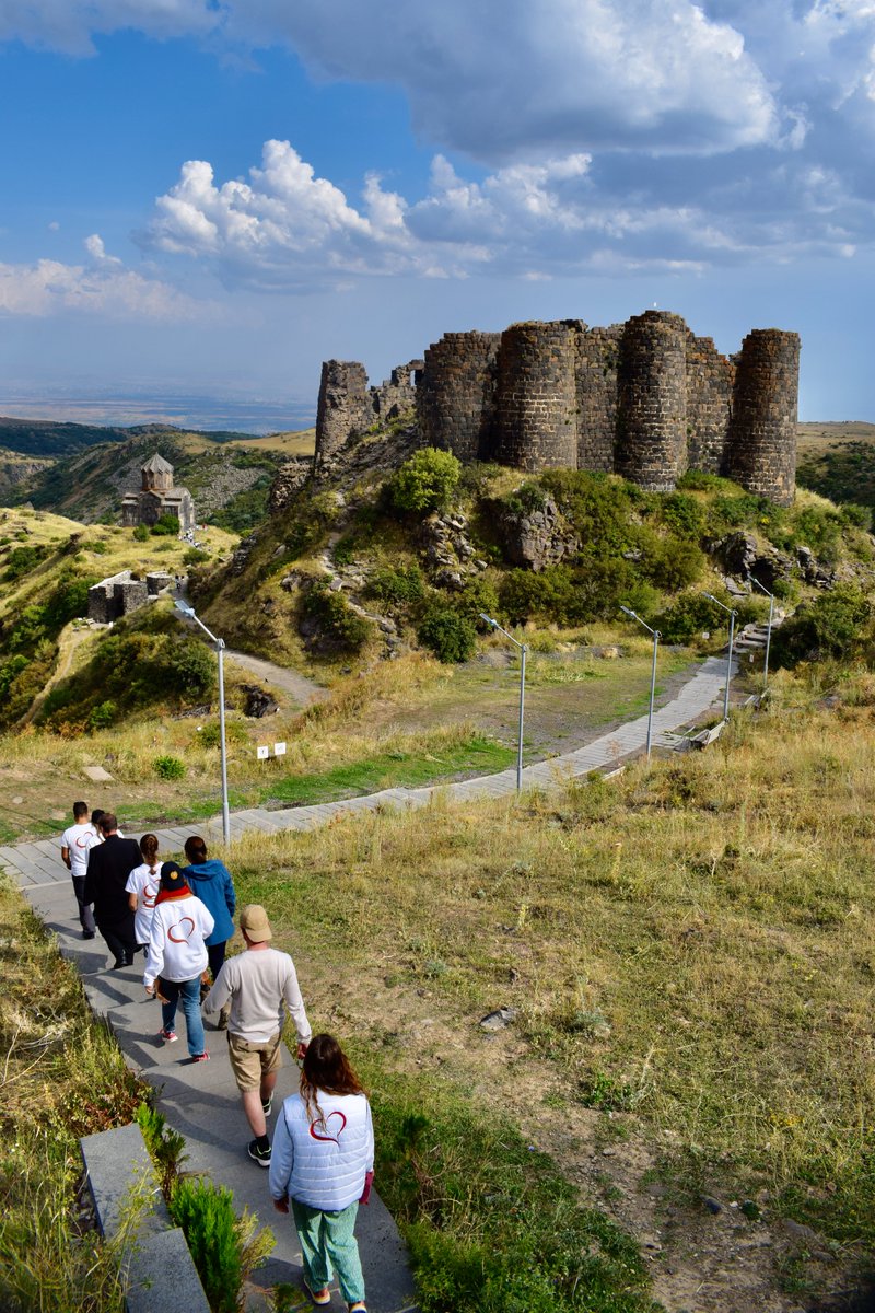 SOS Chrétiens d'Orient (@soscdorient) on Twitter photo 🇦🇲#Arménie – Les #volontaires visitent la forteresse d’Amberd, littéralement « la forteresse des nuages ».
👉Venez découvrir les richesses de l’Arménie. Rejoignez -nous : volontaires@soschretiensdorient.fr 🇦🇲#Arménie – Les #volontaires visitent la forteresse d’Amberd, littéralement « la forteresse des nuages ».
👉Venez découvrir les richesses de l’Arménie. Rejoignez -nous : volontaires@soschretiensdorient.fr