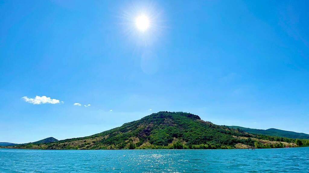 Soleil d’août, brise d’azur, naviguer sur le Salagou… 

#salagou #herault #occitanie #lacdusalagou #navigation instagr.am/p/CSrwSNVq2As/