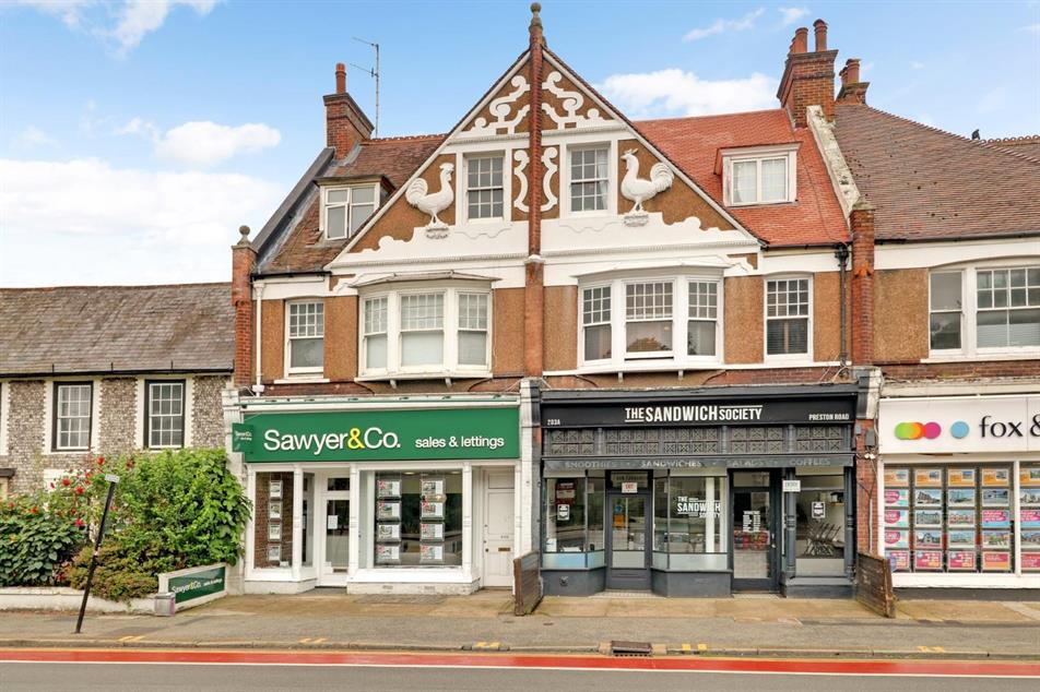 johnhiltons's tweet photo. 📍 Preston Road, Brighton
🏠 7 bed bed for sale
💷 £1,000,000

Property made up of a commercial unit and a 1 bed self contained flat on the ground floor and a 6 bedroom HMO maisonette above.

To book a viewing or for more info:
☎ 01273608151
📲 https://t.co/QfuDD6EuSt https://t.co/kpPSXbtgQU