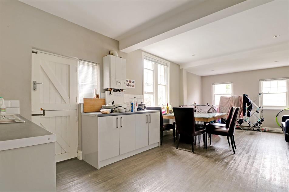 johnhiltons's tweet photo. 📍 Preston Road, Brighton
🏠 7 bed bed for sale
💷 £1,000,000

Property made up of a commercial unit and a 1 bed self contained flat on the ground floor and a 6 bedroom HMO maisonette above.

To book a viewing or for more info:
☎ 01273608151
📲 https://t.co/QfuDD6EuSt https://t.co/kpPSXbtgQU