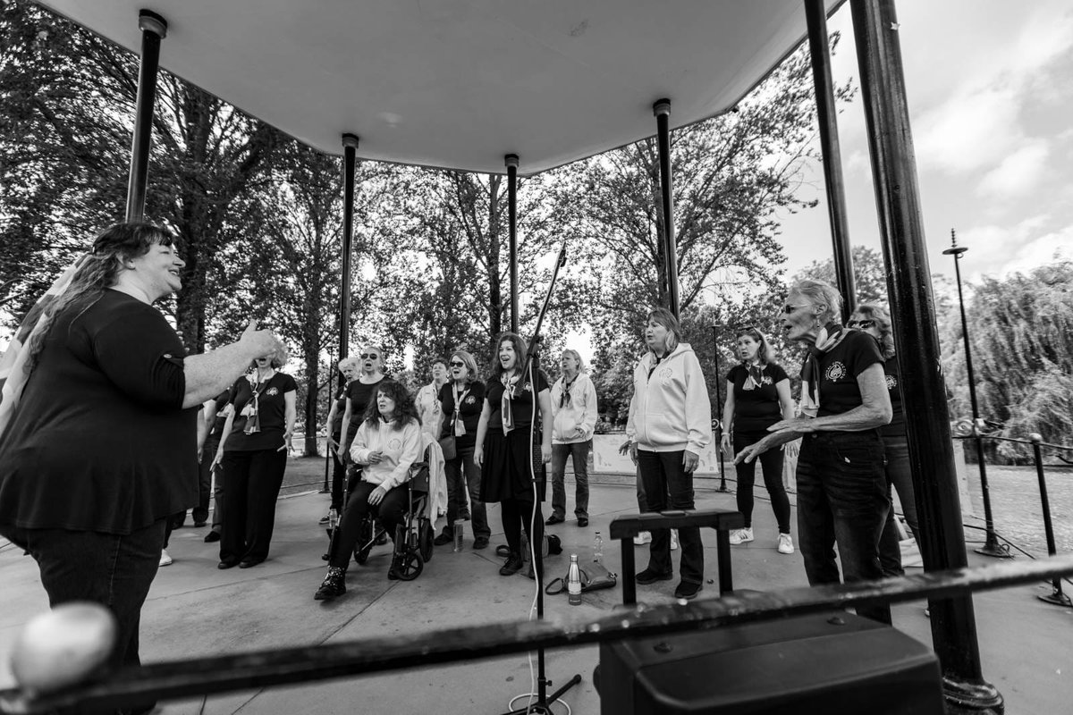 Regent's Park Bandstand was the venue for a wonderful Sunday singout! Blue skies, sunshine and a happy audience, a perfect summer afternoon!