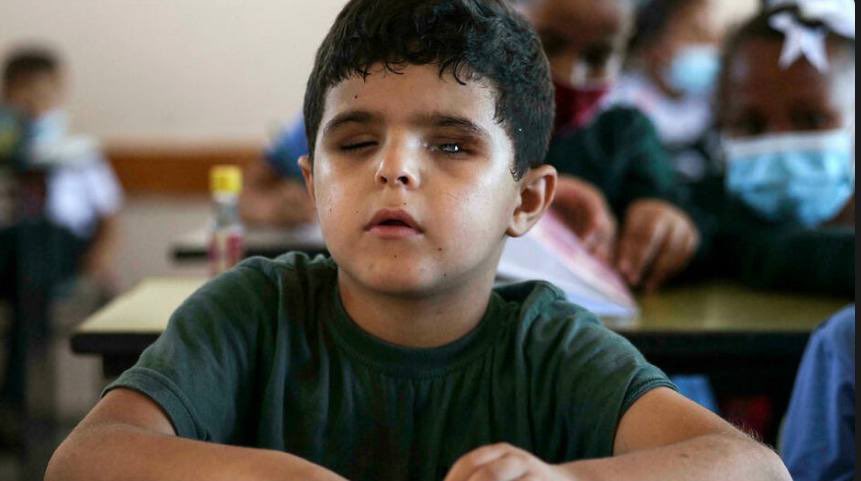 بعد أن فقد بصره خلال العدوان الأخير..
#إسرائيل تقتل أحلام طفل من غزة!.. متى سأرى وأعود إلى المدرسة مع الأطفال؟
