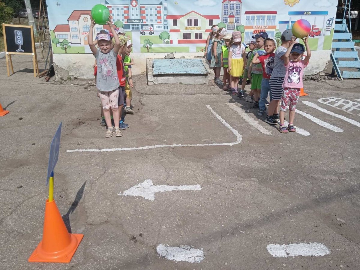17 августа 2021 года, в нашем саду провели праздник "День светофора". Программа мероприятия была интересной и состояла из различных заданий. Ребята повторяли правила дорожного движения, в процессе игровой деятельности, отгадывали загадки, соревновались в командах.