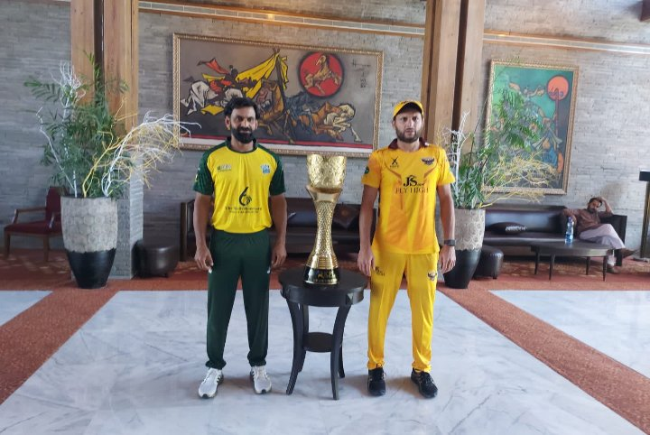 nostagliic_25's tweet photo. So who is going to lift the trophy of 1st season of @kpl_20 ??
#SRGKPL
#RHvsMT https://t.co/M9D4jpa5GX