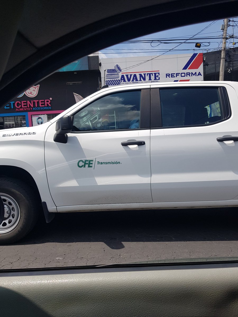 josue_1286's tweet photo. Vehículo oficial de @CFEmx @CFE_Contigo pasándose los altos y dando vueltas prohibidas sobre prolongación reforma, Puebla. En este momento. #cfepuebla @RedLopezDiaz https://t.co/YXPc4NFhWF