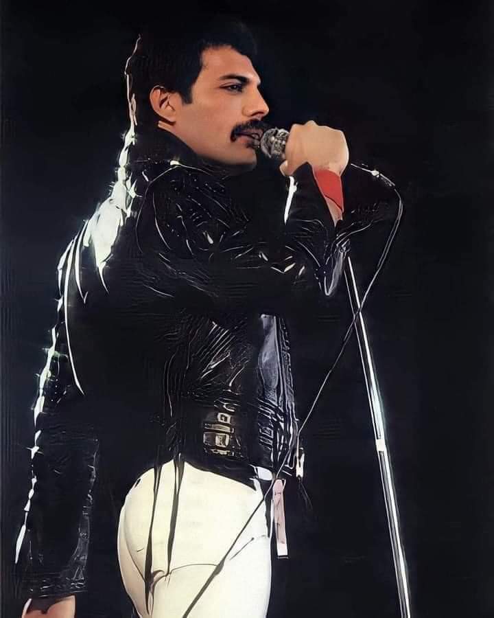 группа квин фредди. электрогитара фредди меркури. фредди меркьюри. группа эдди меркури. фредди меркури октавы.