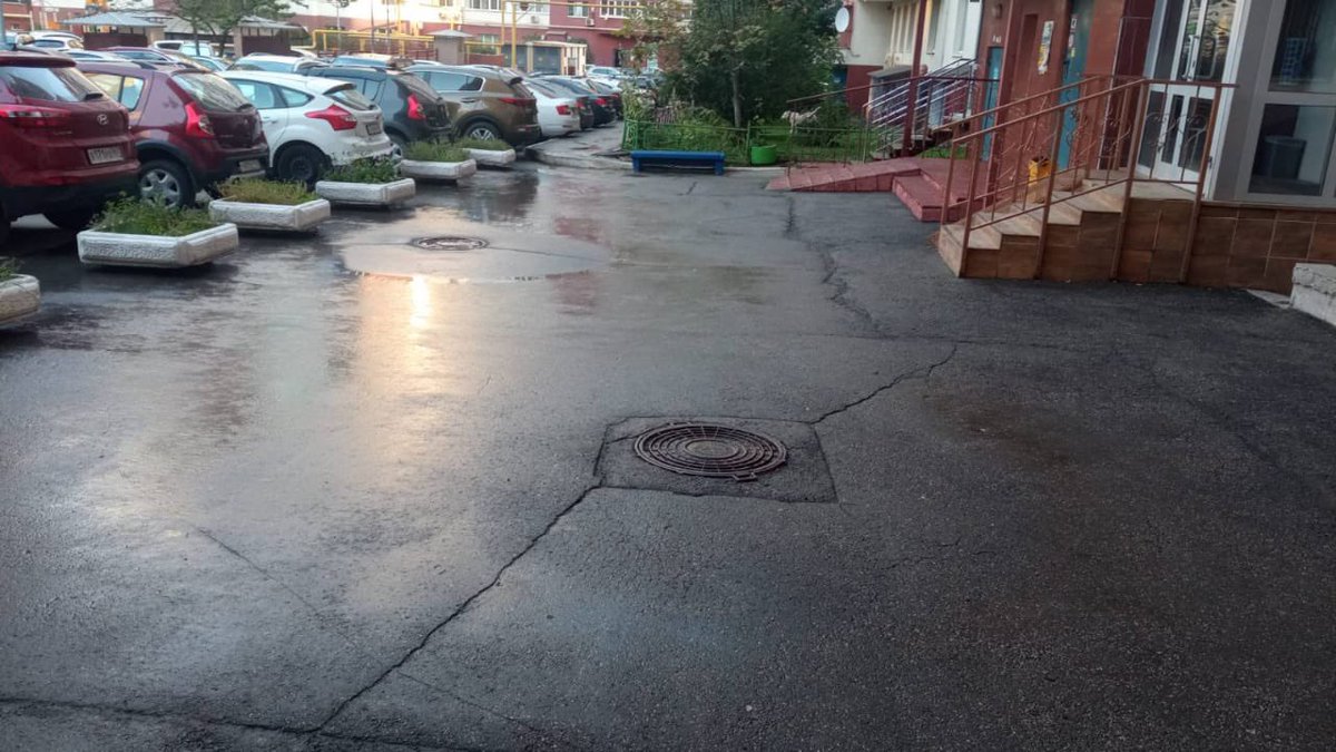 Ул.Революционная д.5 🏠 
Ежедневная уборка территории 🧹   
Поддерживаем наши дворы в чистоте и порядке 😏