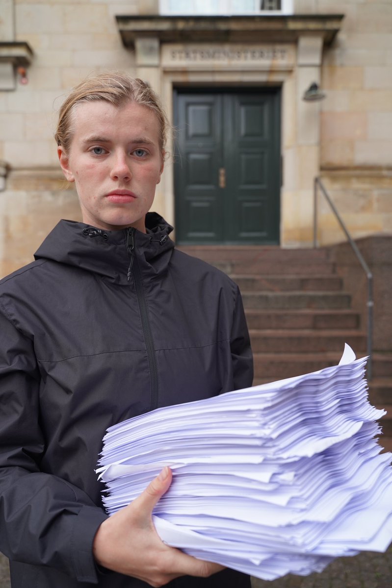 DenGroenneUng's tweet photo. For the last 12 hours danish climate activist have been reading the 3949 pages long @IPCC_CH report #AR6 #WG1 out loud in order to force the danish Prime Minister to declare climate emergency in the state of Denmark #mindthegap #dkpol https://t.co/P9UR7lVrRH